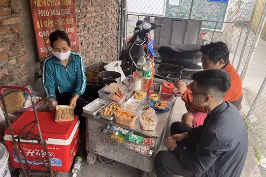 Thực hư chủ quán nem chua rán “bất đắc dĩ” nghỉ bán 5 tháng đi du lịch châu Âu