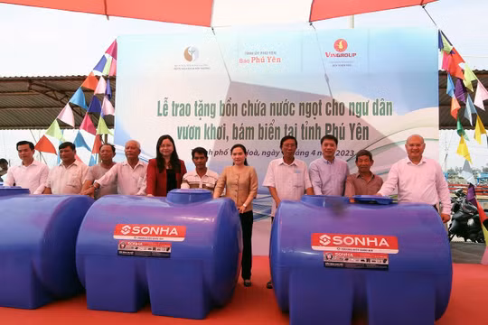 Báo Tài nguyên và Môi trường trao tặng ngư dân Phú Yên 200 bồn chứa nước ngọt
