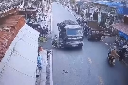 Bất ngờ lao vào ô tô tải, tài xế gặp tai họa