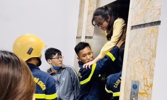 Giải cứu 4 học sinh mắc kẹt trong thang máy