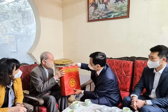 Hà Nội tặng trên 121.000 suất quà tới người có công