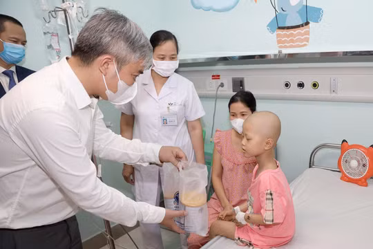 Báo Sức khoẻ & Đời sống trao tặng 40.000 ly sữa tại Bệnh viện Nhi Trung ương