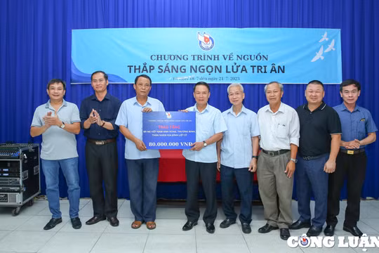 Hội Nhà báo Việt Nam trao tặng quà các gia đình chính sách tại Quảng Bình