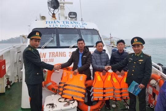 Cùng ăn, cùng ở, cùng làm, cùng nói tiếng đồng bào dân tộc