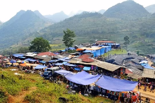 Lượng khách du lịch đến Lào Cai tăng gấp 4,5 lần so với cùng kỳ năm 2022
