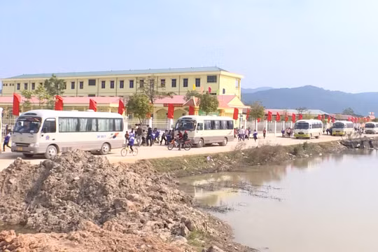 Thanh Hoá: Tước giấy phép 1 lái xe vi phạm an toàn khi chở học sinh