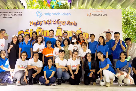 Hanwha Life Việt Nam trao yêu thương đến các em học sinh khó khăn