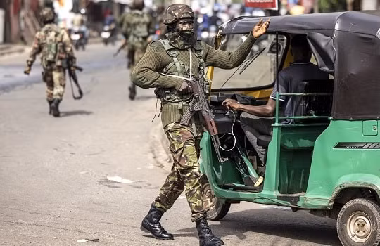 Sierra Leone ban bố lệnh giới nghiêm trên toàn quốc sau vụ tấn công vào doanh trại