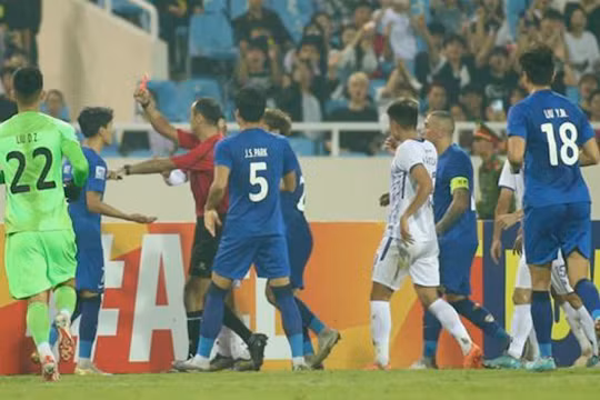 Cầu thủ Trung Quốc nhận án phạt nặng của AFC vì có hành động phi thể thao với Xuân Mạnh
