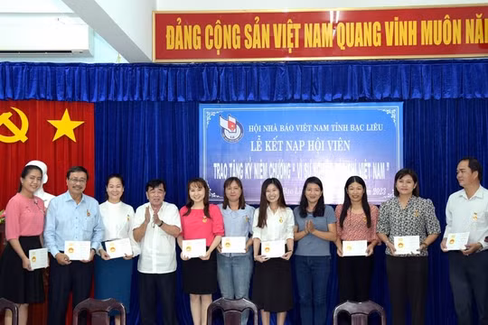 Bạc Liêu tổ chức trao thẻ hội viên Hội Nhà báo Việt Nam giai đoạn 2021-2026