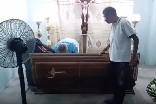 Cụ bà được phát hiện còn sống trong quan tài ở Ecuador