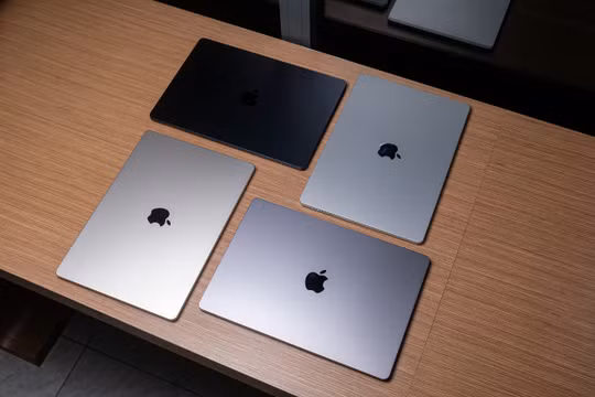 Cận cảnh những chiếc Macbook Air M2 15 inches đầu tiên tại Việt Nam