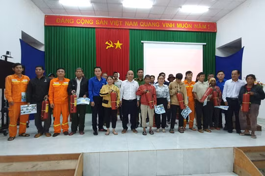 Truyền tải điện Quảng Ngãi thực hiện chương trình "Nhà tôi có bình chữa cháy"