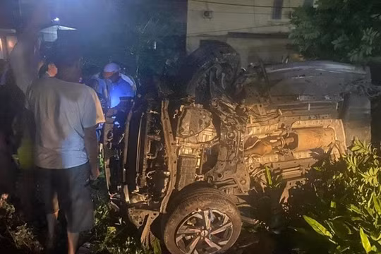 Hải Phòng: Va chạm với tàu hỏa, xe ô tô chở 9 người bị hất văng ra ngoài