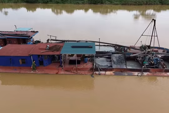 Vĩnh Lộc (Thanh Hoá): Công an mật phục bắt giữ tàu hút cát trái phép trên sông Mã