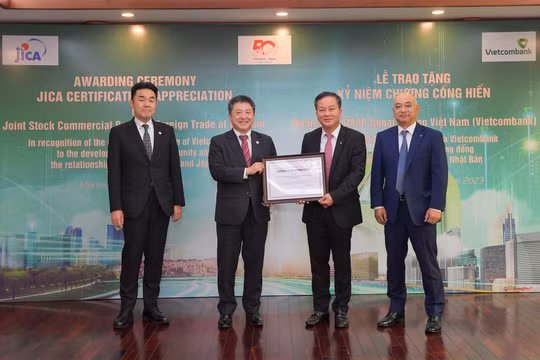 JICA trao tặng kỷ niệm chương cống hiến cho Vietcombank