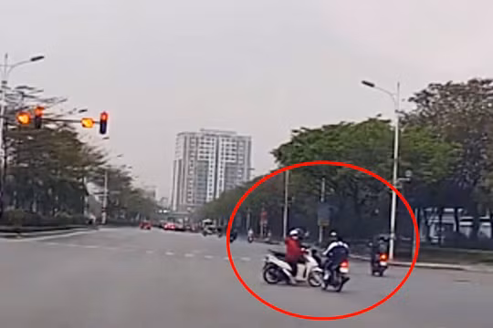 Thấy thanh niên phóng xe máy vượt đèn đỏ phi tới, 2 tài xế đứng im tránh đại họa vẫn bị tông