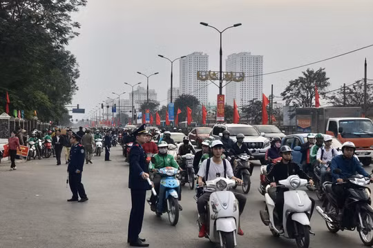 Hà Nội: Hơn 100 chốt trực phân luồng giao thông tại các vị trí nguy cơ ùn tắc