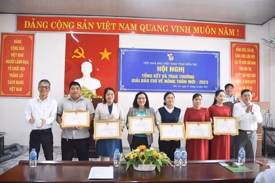 Hội Nhà báo tỉnh Bến Tre trao giải cho 24 tác phẩm đạt giải Báo chí về nông thôn mới