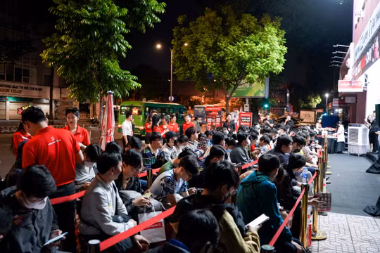 Black Friday: Nơi vắng hoe, nơi khách xếp hàng từ tối hôm trước