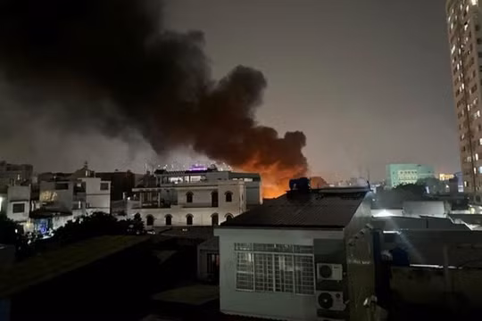 Kho vải vụn ở TP. Hồ Chí Minh bốc cháy dữ dội trong đêm