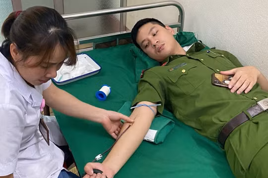 Lào Cai: Hai cán bộ công an kịp thời hiến máu cứu dân nằm viện