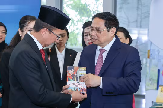 Thủ tướng đề nghị mở thêm các lớp học tiếng Việt ở Đại học Quốc gia Brunei