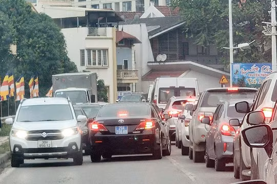 Thành ủy Hà Nội thông tin về xe biển xanh của đơn vị vi phạm luật giao thông