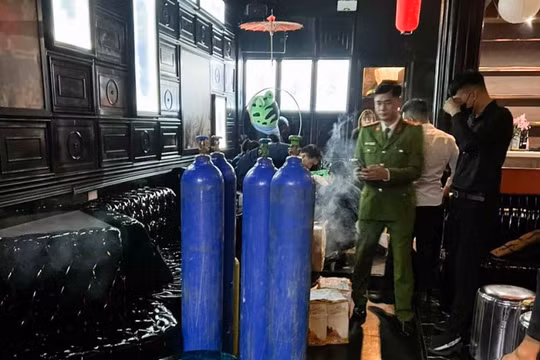Thu giữ lượng lớn khí cười, rượu lậu tại quán bar phố cổ Hà Nội