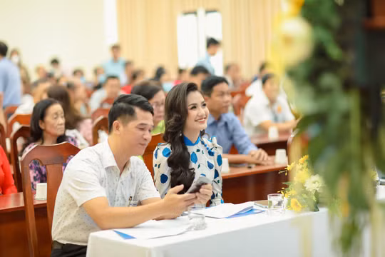 Tranh tài với người đẹp 65 nước, hoa hậu Nguyễn Thanh Hà quyết tâm chinh phục thế giới với Áo dài Việt