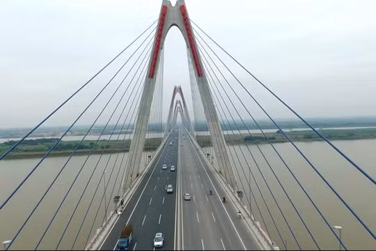 Hà Nội cấm xe qua cầu Nhật Tân theo giờ để kiểm định tải trọng