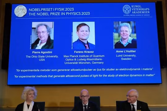 Giải Nobel Vật lý 2023 trao cho 3 nhà khoa học giúp 'nhìn được nguyên tử hoạt động'