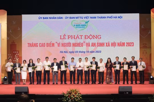Petrovietnam trao ủng hộ 10 tỷ đồng cho Quỹ "Vì người nghèo" thành phố Hà Nội