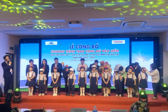 Hơn 600.000 mũ bảo hiểm được trao tặng cho học sinh lớp Một và lớp Hai