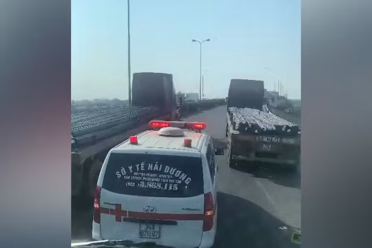 Hai xe tải dàn hàng ngang cản đường xe cứu thương