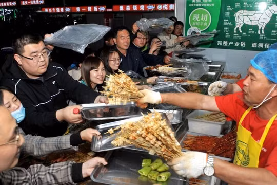 Đồ ăn đường phố có thể vực dậy nền kinh tế Trung Quốc?