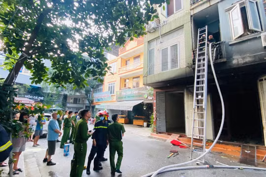 Hà Nội: Cháy ngôi nhà trên phố Vĩnh Phúc, 5 người thoát nạn