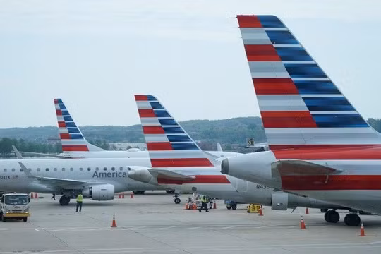 Mỹ phạt nặng American Airlines vì giữ hành khách trên đường băng