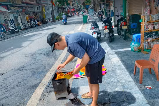 7 khuyến cáo người dân cần lưu ý khi thắp hương, đốt vàng mã rằm tháng 7