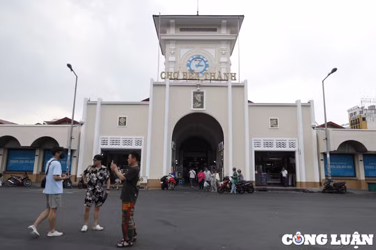 Du khách bị "hét giá" khi mua 3 đôi tất hết 700.000 đồng ở chợ Bến Thành: "Chặt chém” để bù vào giá thuê?