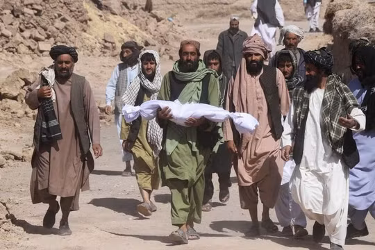 Động đất ở Afghanistan: Số người chết tăng lên hơn 2400 người, hàng nghìn ngôi nhà bị phá hủy