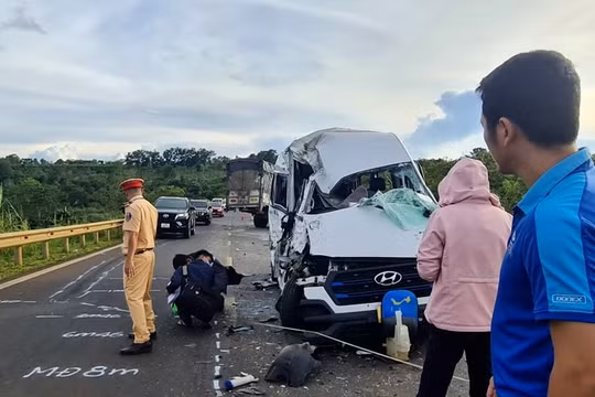 Xe tải lao thẳng vào xe du lịch, nhiều người thương vong