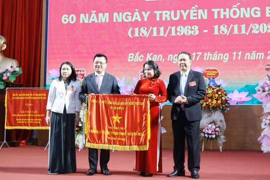 Báo Bắc Kạn đón nhận Cờ thi đua của Thủ tướng Chính phủ