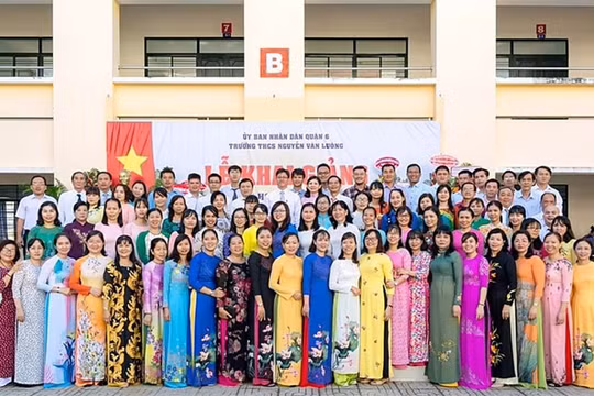 Nghĩ cho học trò, thầy cô mong thay hoa bằng những tấm thẻ BHYT nghĩa tình