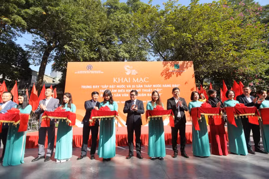 Thưởng lãm không gian triển lãm "Sắp đặt nước và di sản tháp nước Hàng Đậu"