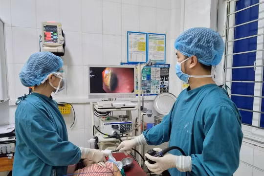 Gắp thành công đồng xu trong thực quản bé gái 60 tháng tuổi ở Hà Tĩnh