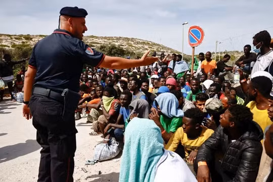 Trẻ sơ sinh tị nạn chết ngoài khơi, đảo Lampedusa của Ý tràn ngập người di cư