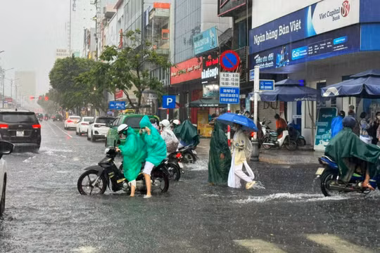 Mưa lớn gây ngập nhiều tuyến phố, Đà Nẵng ra thông báo khẩn cho học sinh nghỉ học