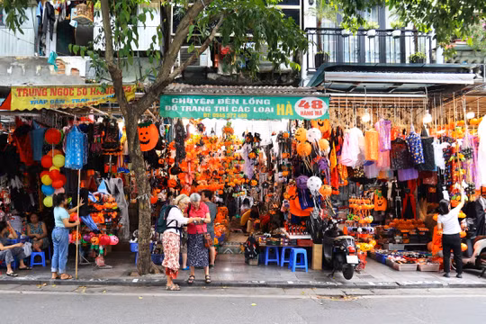 Phố Hàng Mã thay áo mới trước thềm lễ hội Halloween