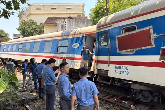 Tàu khách Bắc - Nam khi qua Huế bất ngờ trật bánh